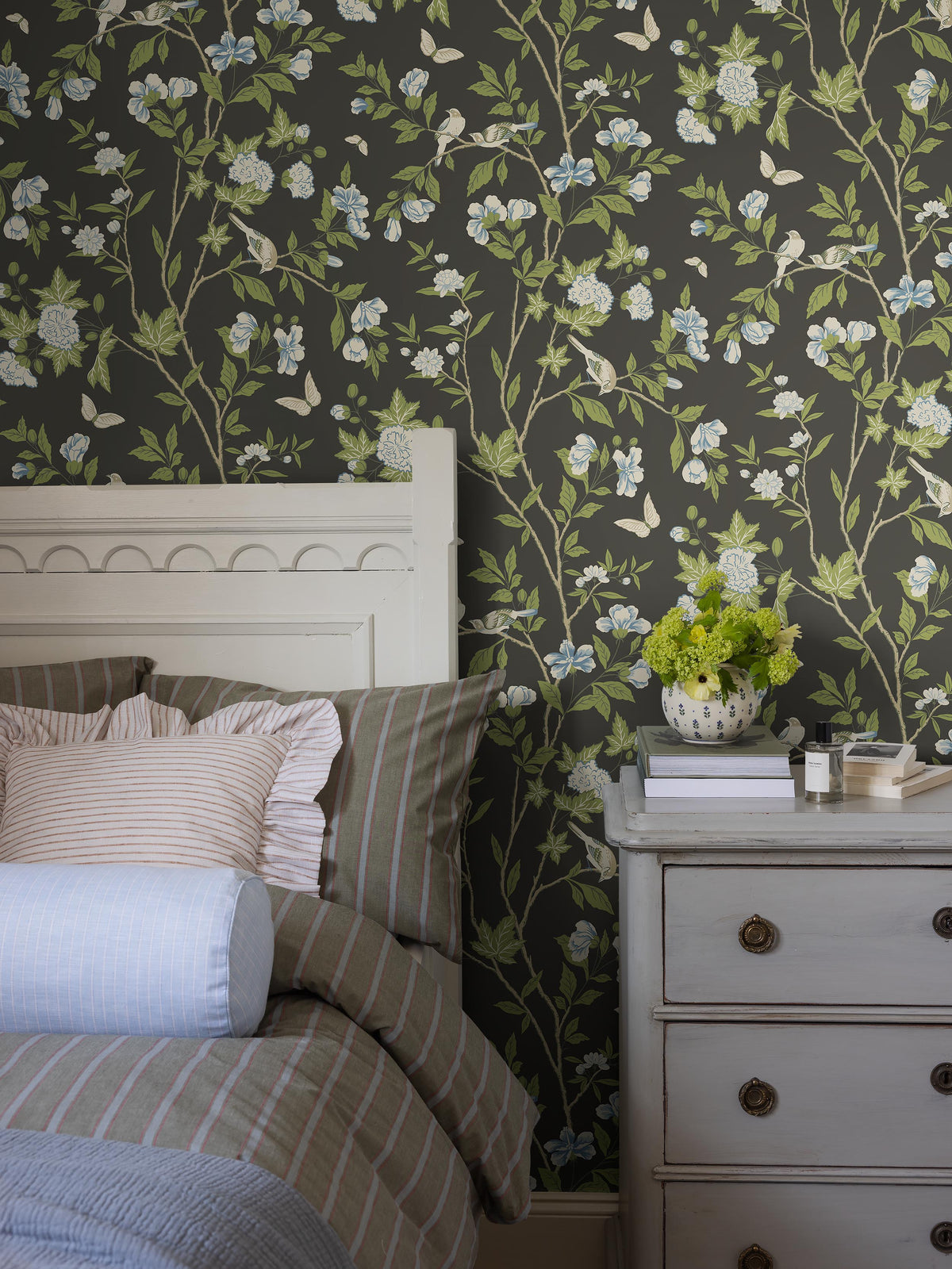Sophia Magdalena Black Herrgård Wallpaper by Boråstapeter