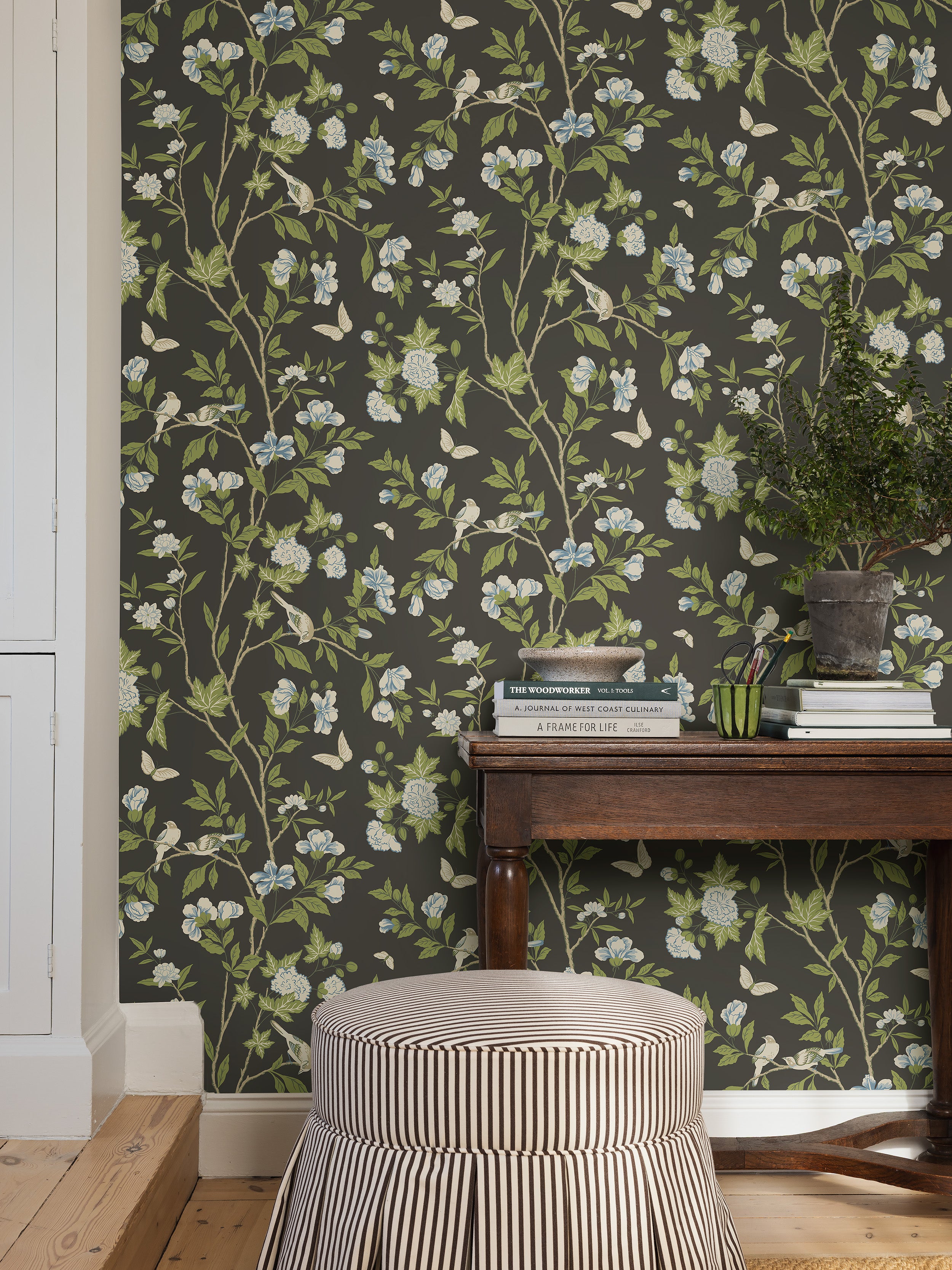 Sophia Magdalena Black Herrgård Wallpaper by Boråstapeter