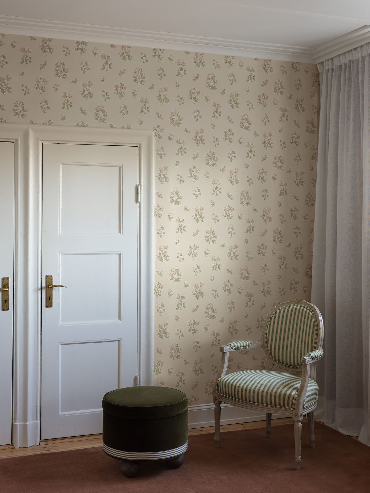 Luktärt Beige Herrgård Wallpaper by Boråstapeter