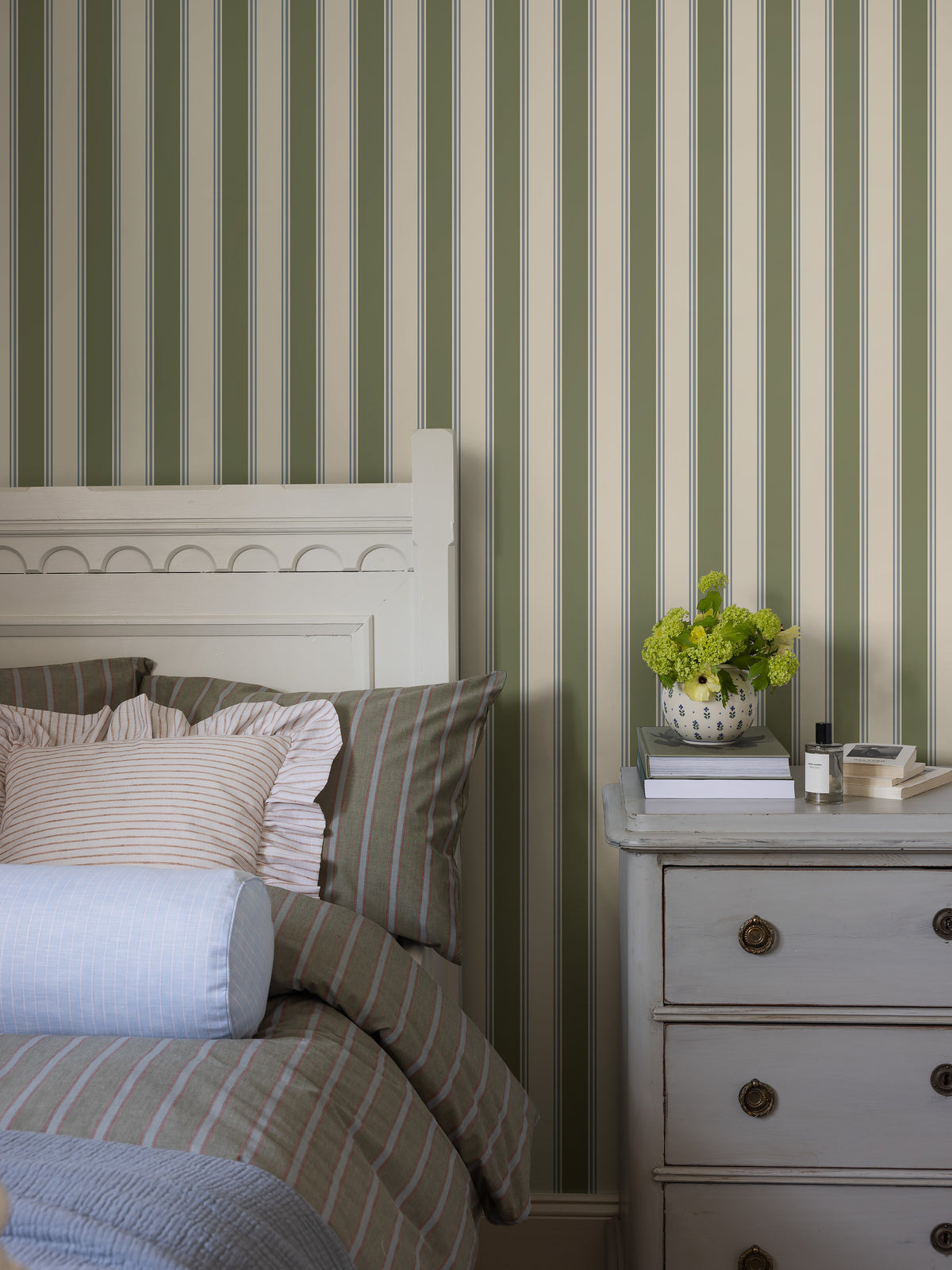 Eleonora Green Herrgård Wallpaper by Boråstapeter