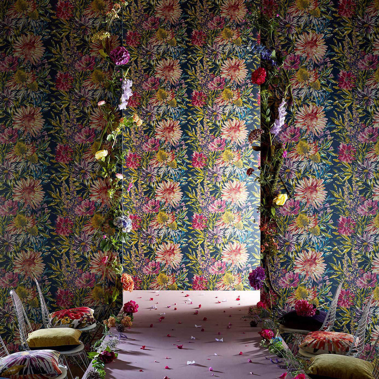 111498 Floreale Standing Ovation Wallpaper by Harlequin