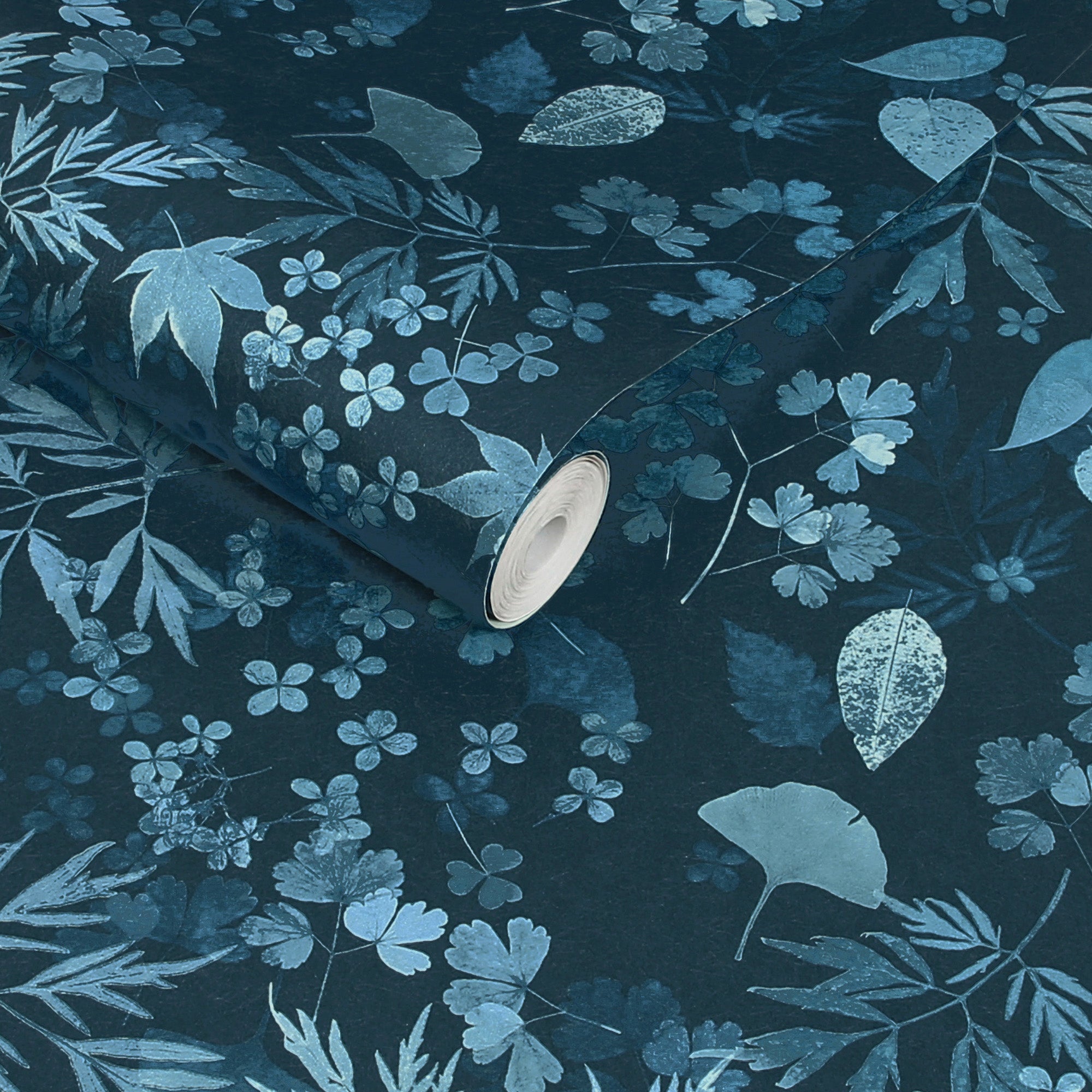 147014 Windfall Sapphire Clarissa Hulse AW26 Wallpaper by Clarissa Hulse