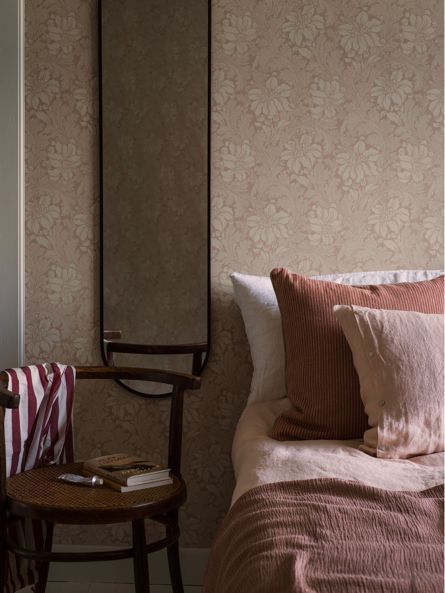 2009 Acanthus Light Pink Icons Wallpaper by Boråstapeter