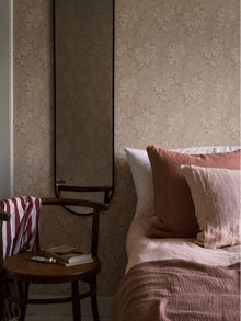 2009 Acanthus Light Pink Icons Wallpaper by Boråstapeter
