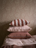 2009 Acanthus Light Pink Icons Wallpaper by Boråstapeter