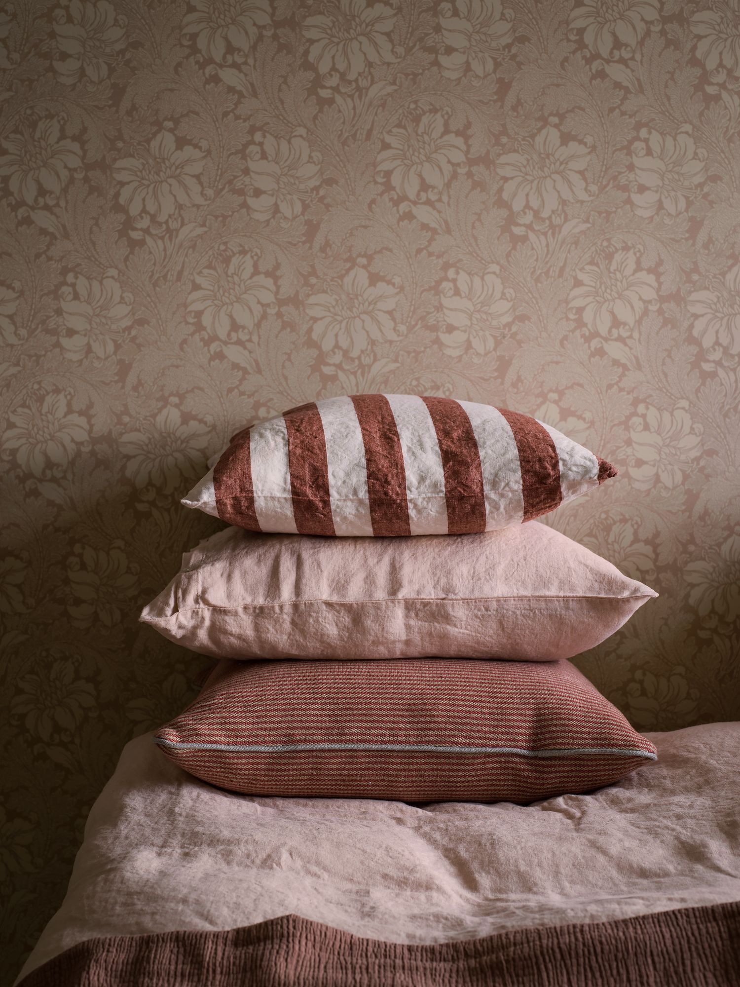 2009 Acanthus Light Pink Icons Wallpaper by Boråstapeter