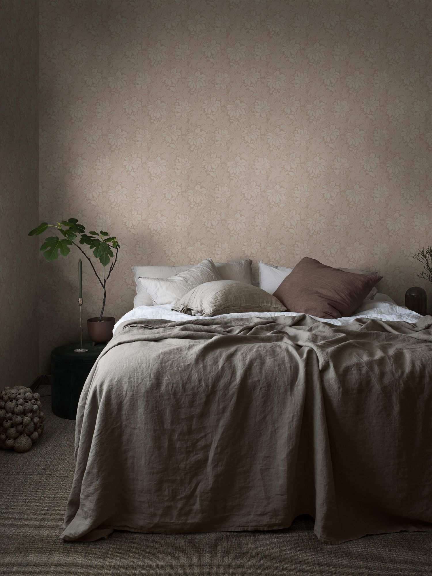 2009 Acanthus Light Pink Icons Wallpaper by Boråstapeter