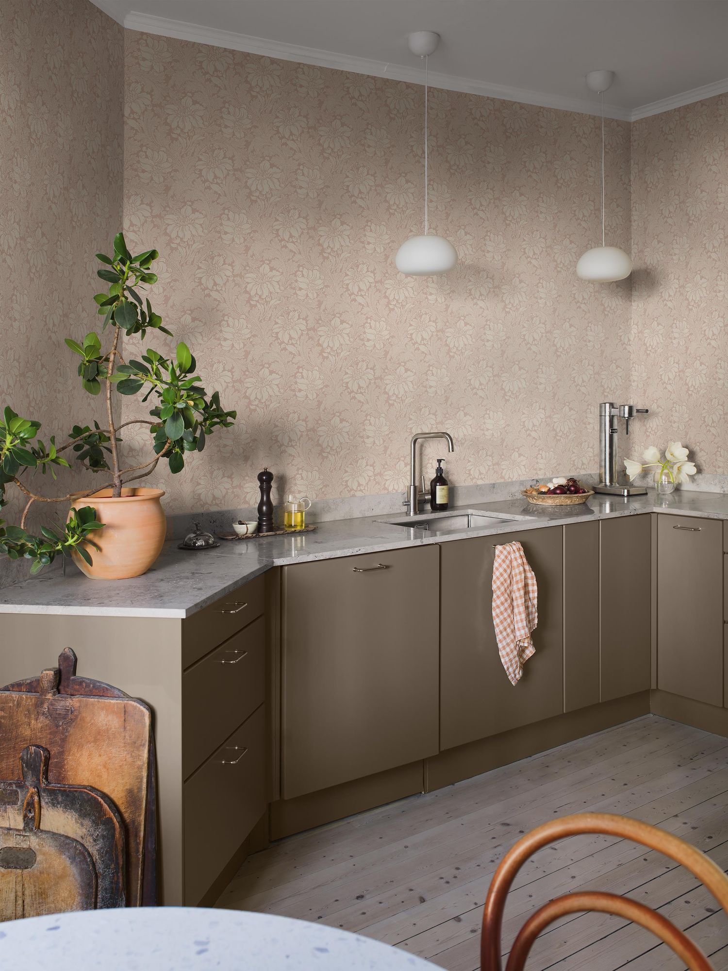 2009 Acanthus Light Pink Icons Wallpaper by Boråstapeter