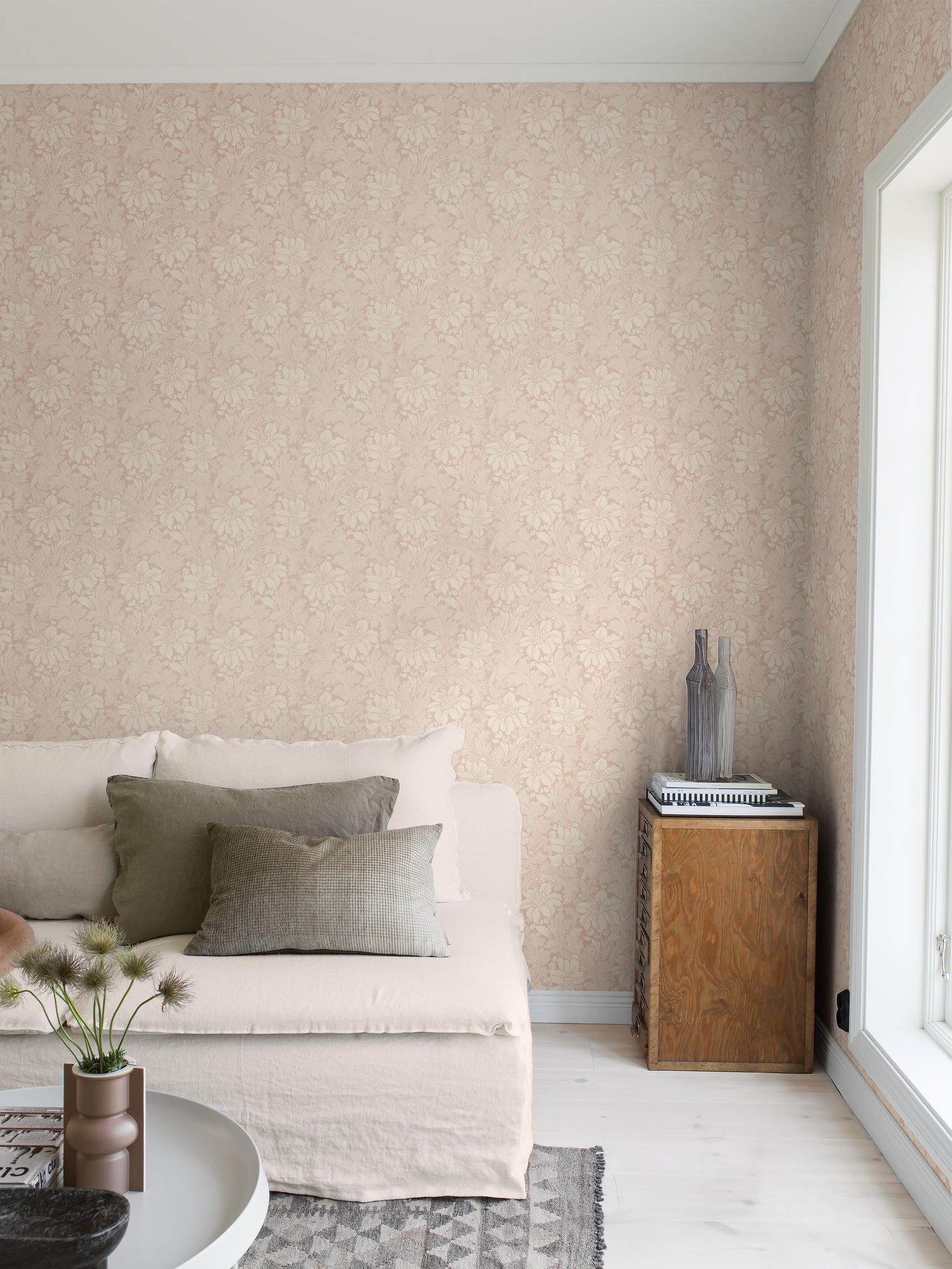 2009 Acanthus Light Pink Icons Wallpaper by Boråstapeter