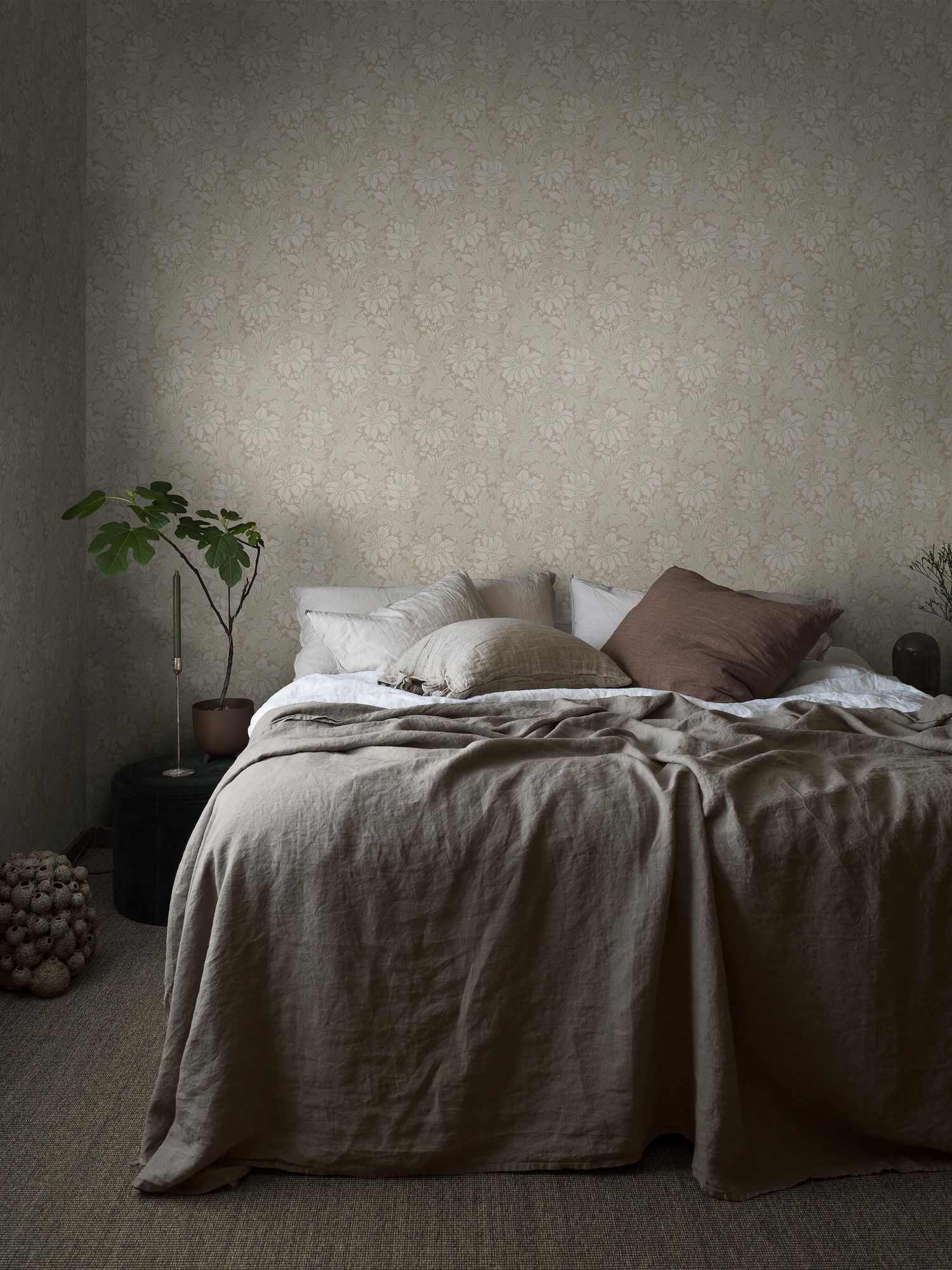 Acanthus Light Beige Icons Wallpaper by Boråstapeter