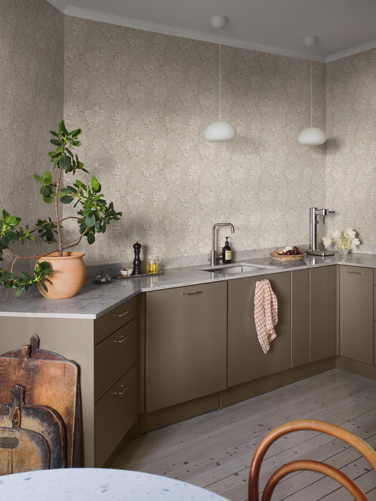 Acanthus Light Beige Icons Wallpaper by Boråstapeter