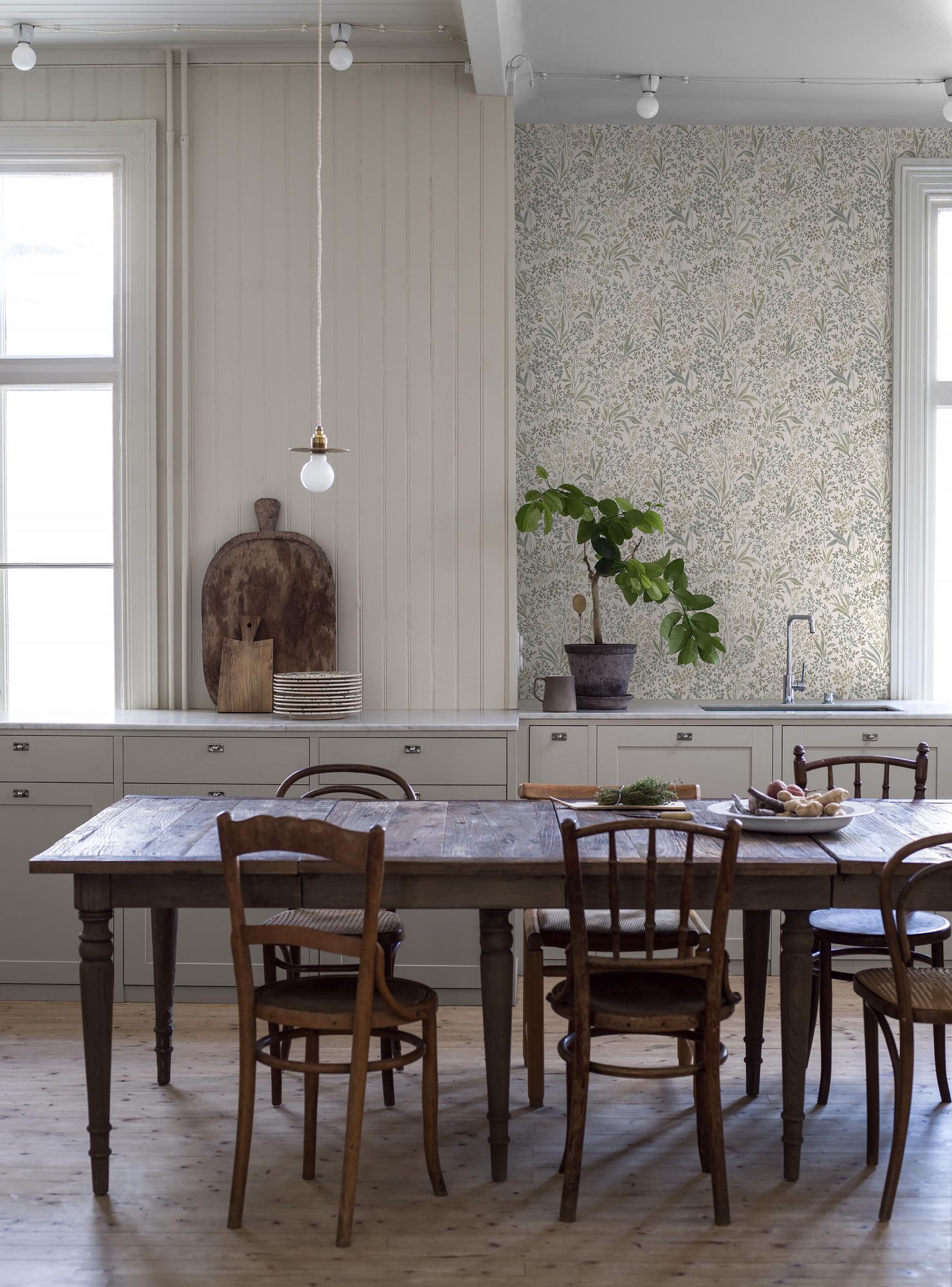 Nocturne Light Green and White Icons Wallpaper by Boråstapeter
