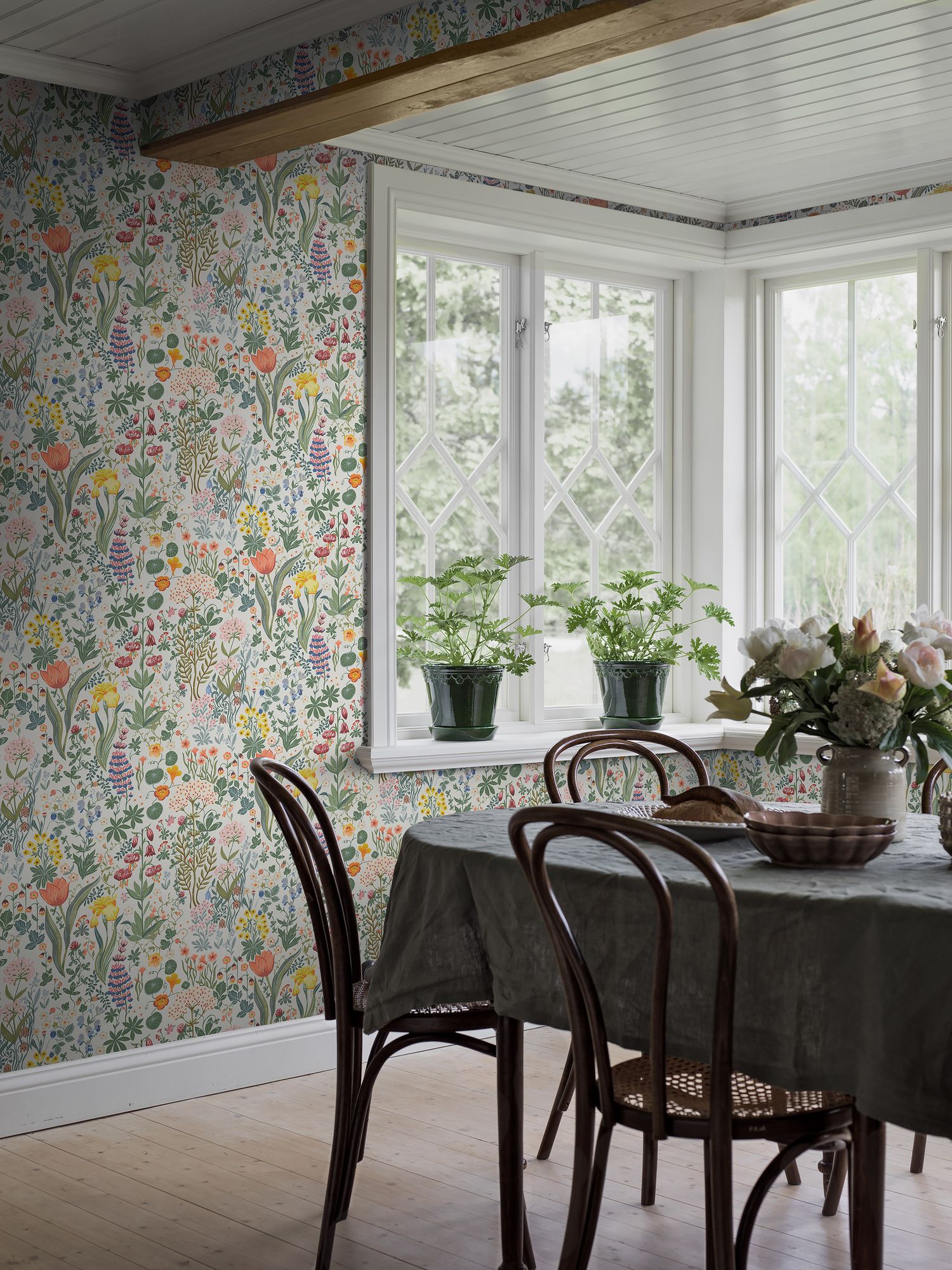 2053 Blomsterhav Multicoloured Icons Wallpaper by Boråstapeter