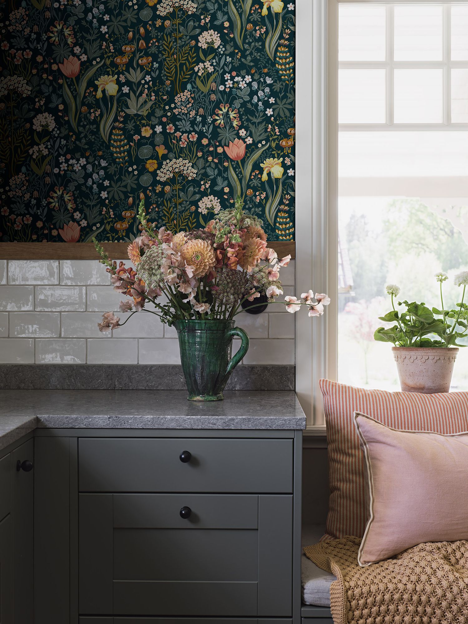 2055 Blomsterhav Multicoloured Icons Wallpaper by Boråstapeter
