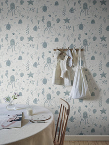 243-36 Ocean Blue Della Familjen Wallpaper by Sandberg