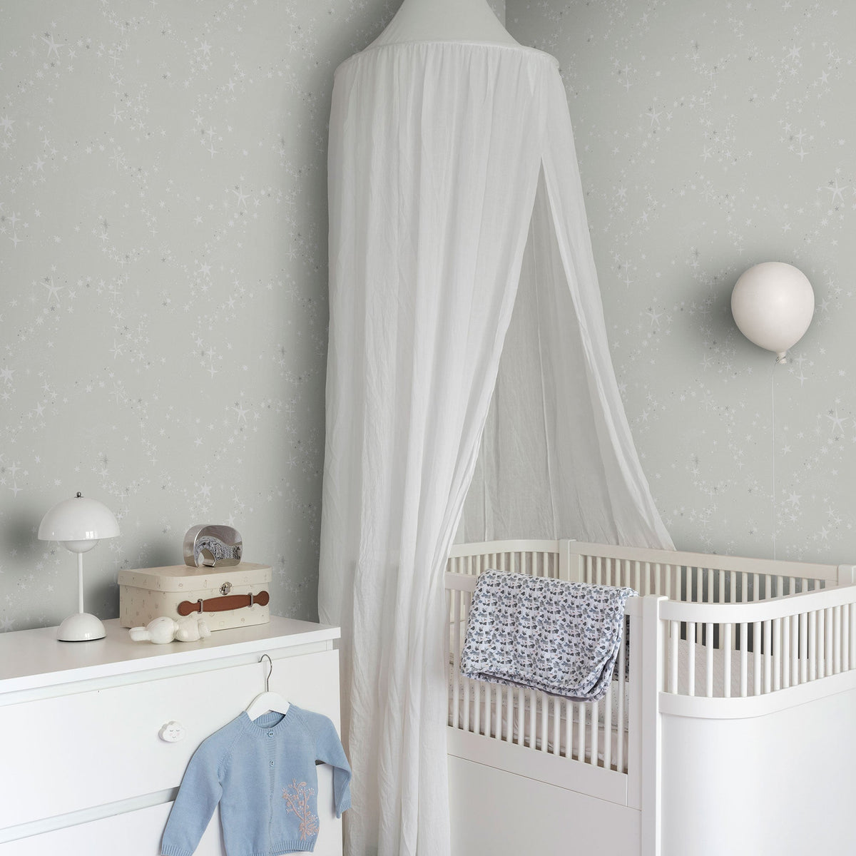 Stjärnhimlen Silver Grey Resan Wallpaper by Galerie