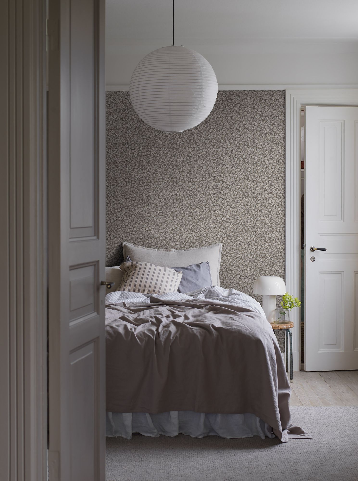 3267 Skogsblomst Beige and White Wallpaper by Boråstapeter