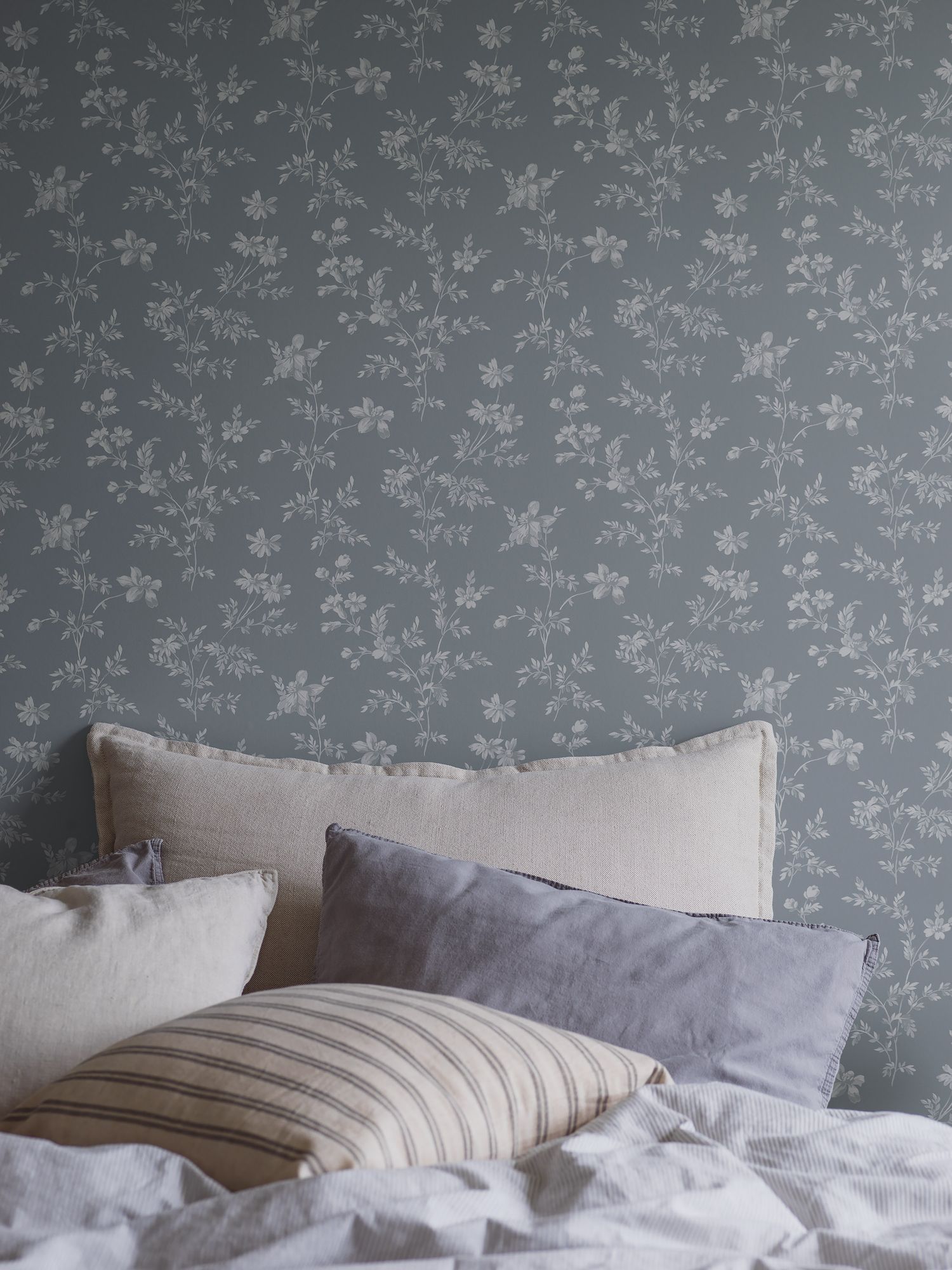 3272 Ängsblomma Blue and White Wallpaper by Boråstapeter