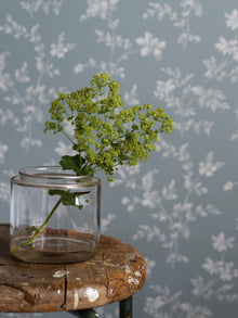 3272 Ängsblomma Blue and White Wallpaper by Boråstapeter