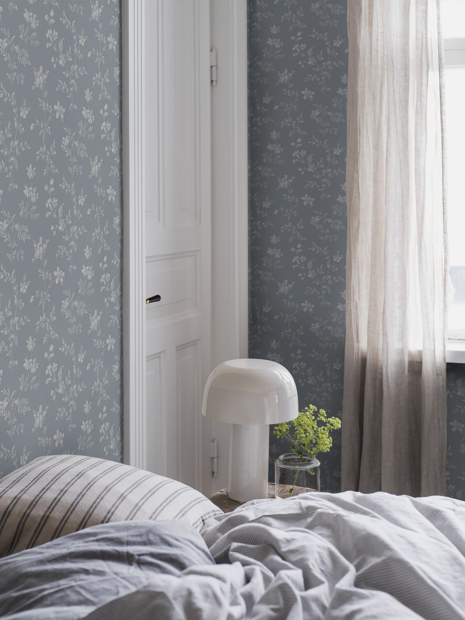 3272 Ängsblomma Blue and White Wallpaper by Boråstapeter