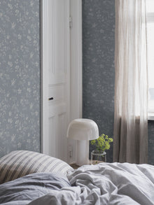 3272 Ängsblomma Blue and White Wallpaper by Boråstapeter