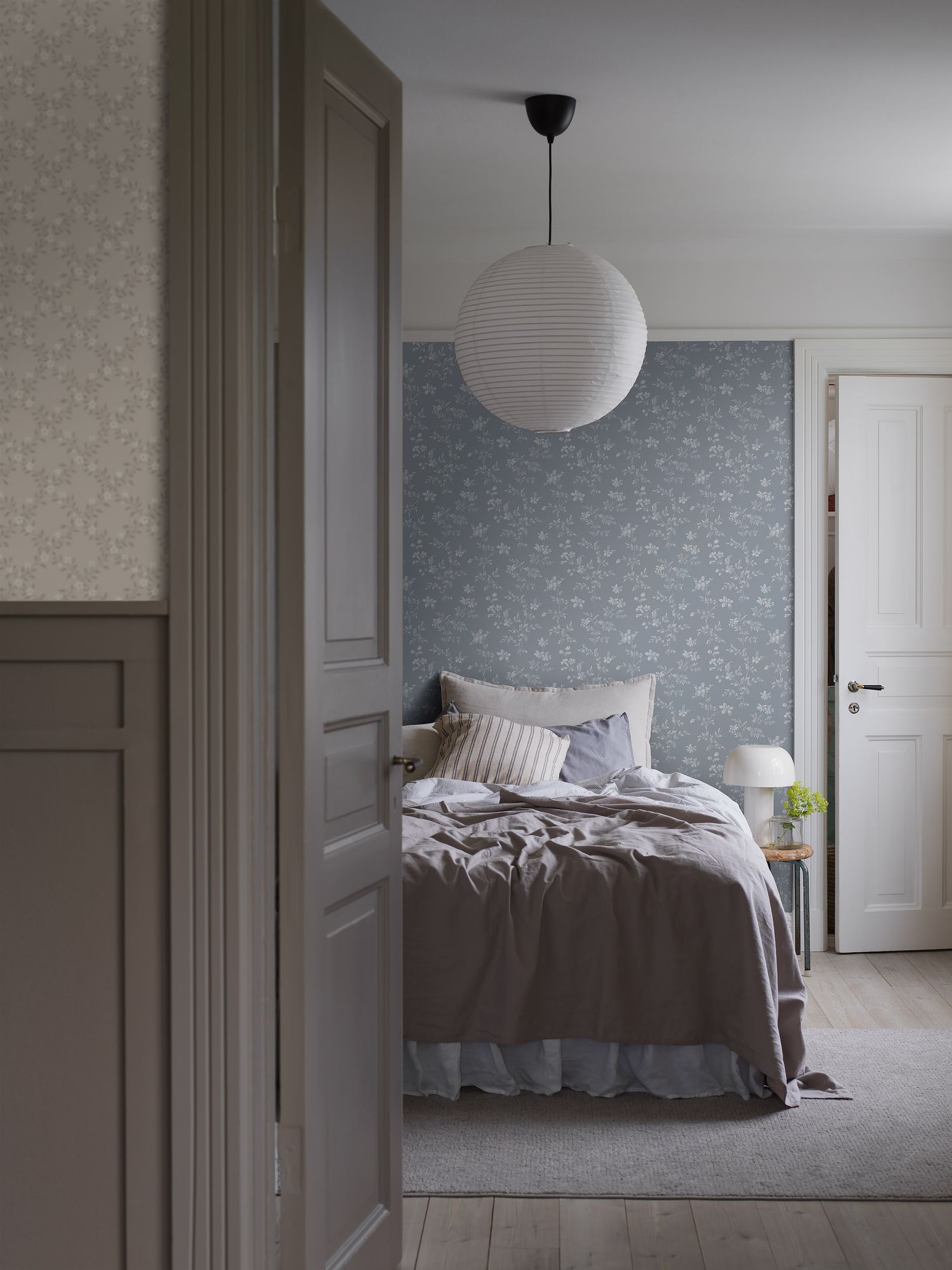 3272 Ängsblomma Blue and White Wallpaper by Boråstapeter