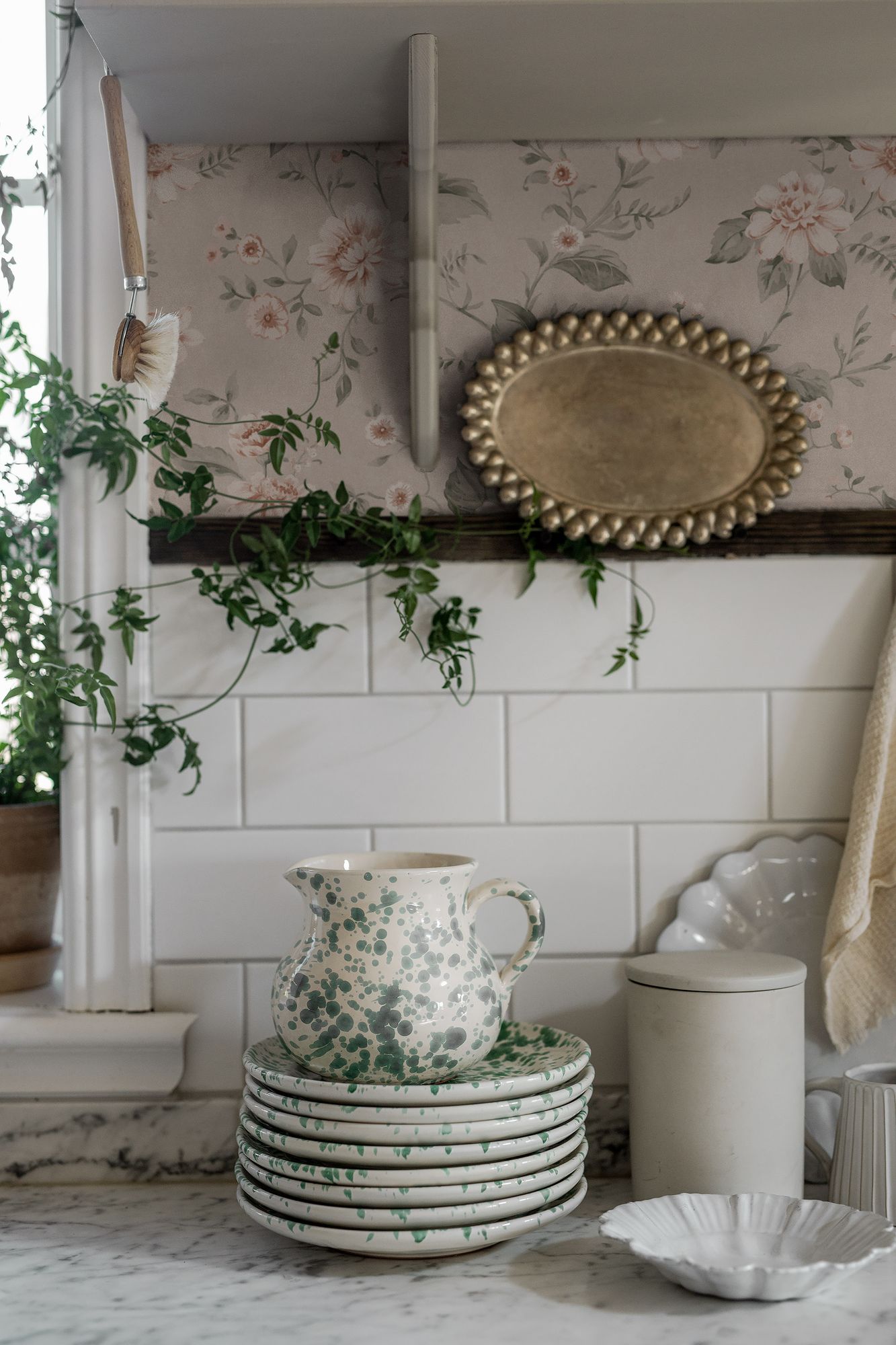 3572 Laura´s Cottage Light Pink and Beige Cottage Garden Wallpaper by Boråstapeter