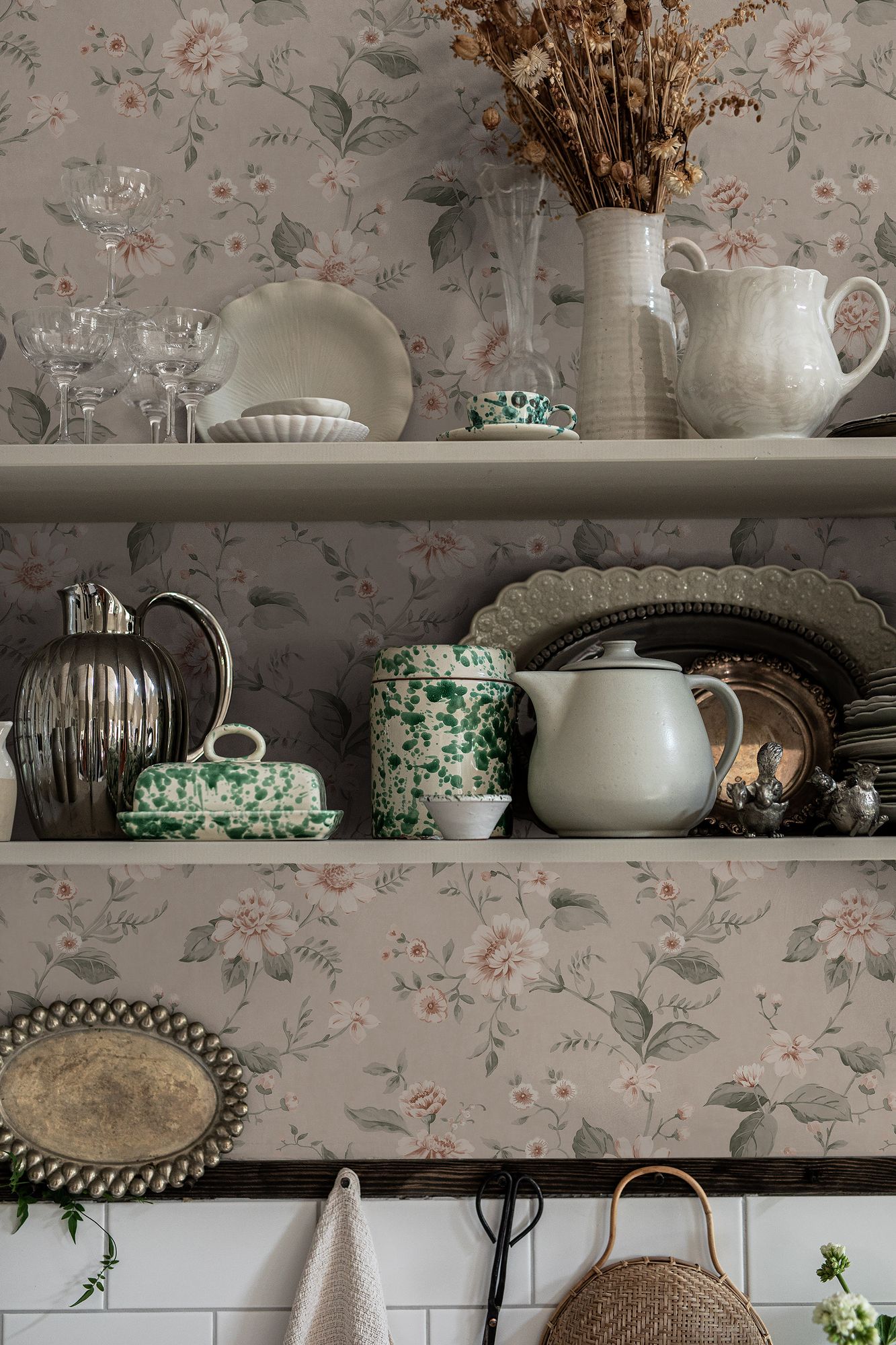 3572 Laura´s Cottage Light Pink and Beige Cottage Garden Wallpaper by Boråstapeter