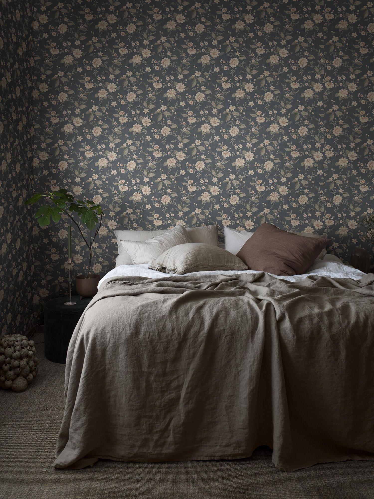 3573 Laura´s Cottage Dark Blue Cottage Garden Wallpaper by Boråstapeter