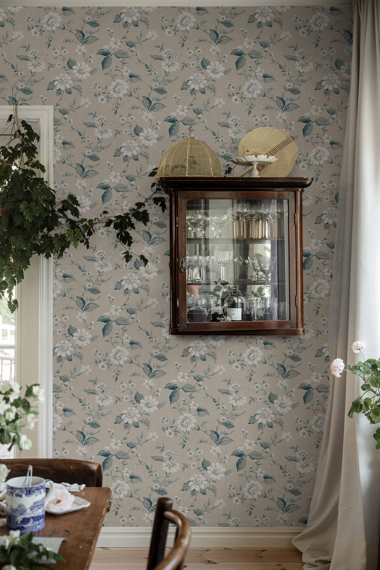 3576 Laura´s Cottage Light Beige and Blue Cottage Garden Wallpaper by Boråstapeter