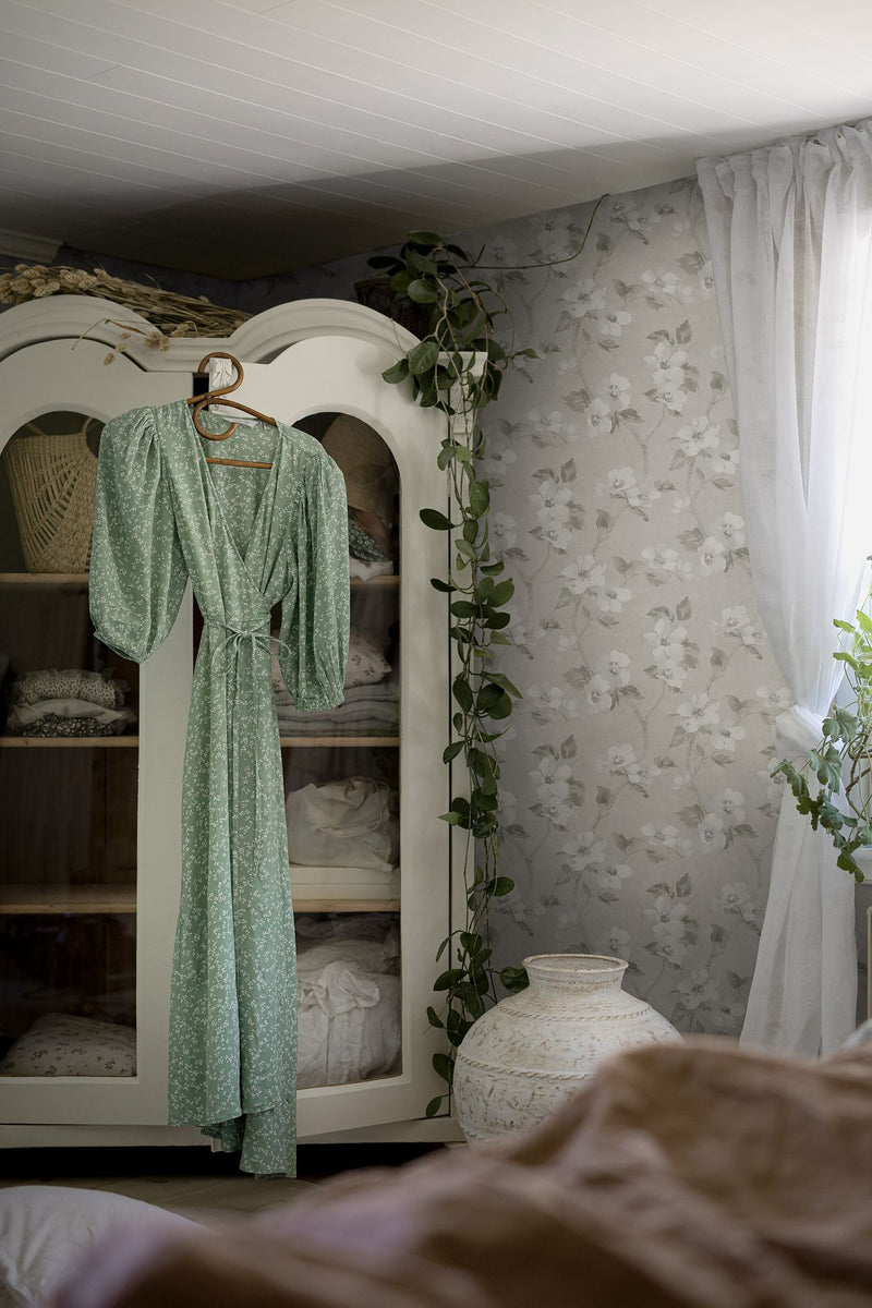 3582 Helen´s Flower Light Grey Cottage Garden Wallpaper by Boråstapeter