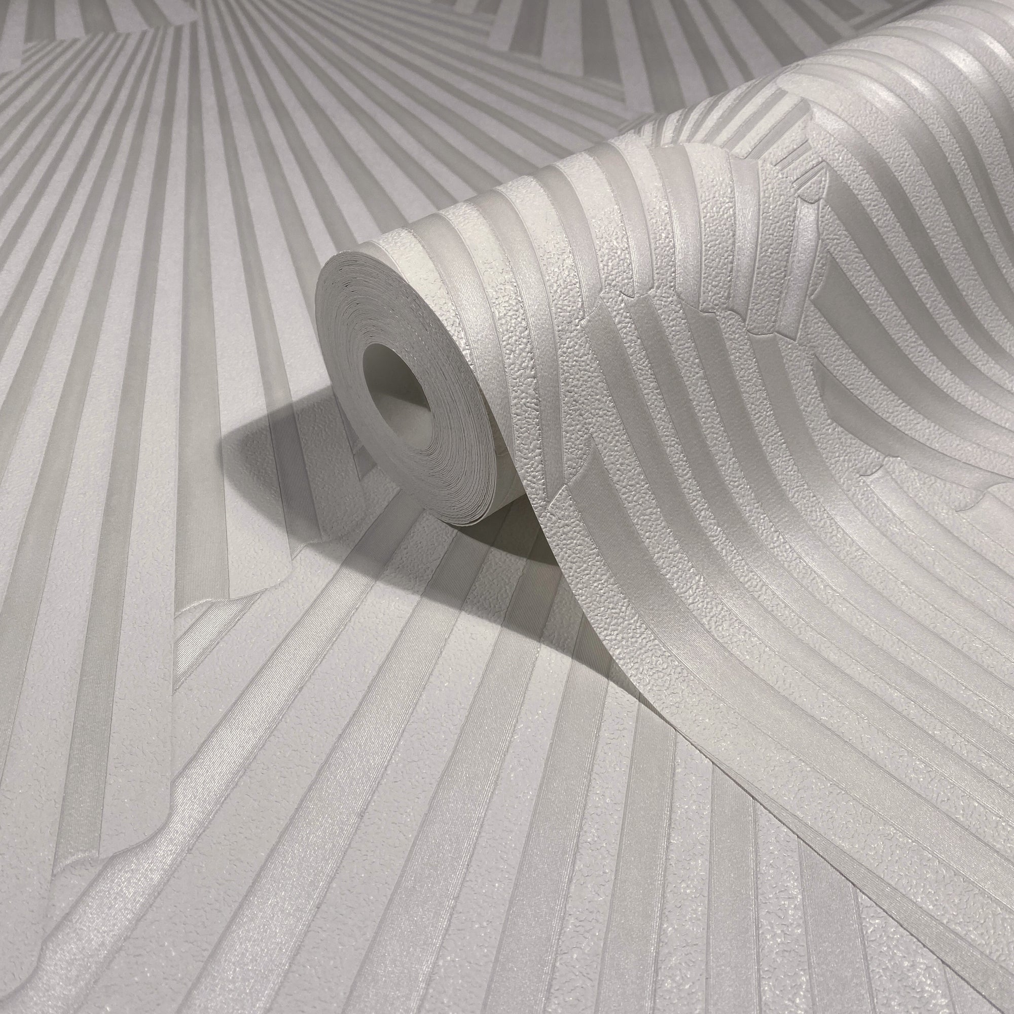 35845 Graphic White Wallpaper by Galerie