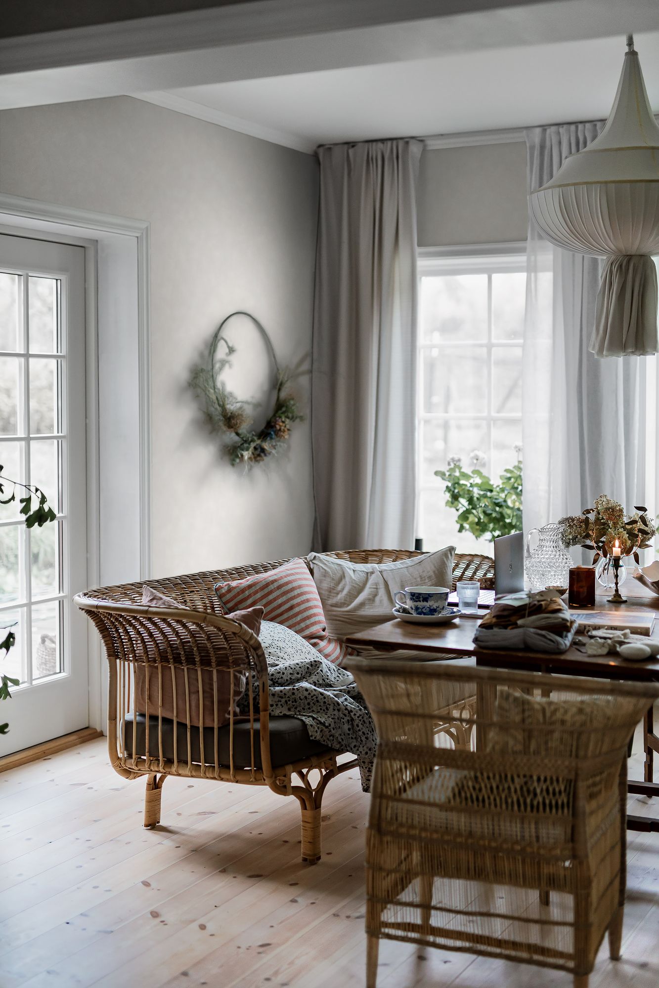 3589 Painter´s Wall Light White Cottage Garden Wallpaper by Boråstapeter