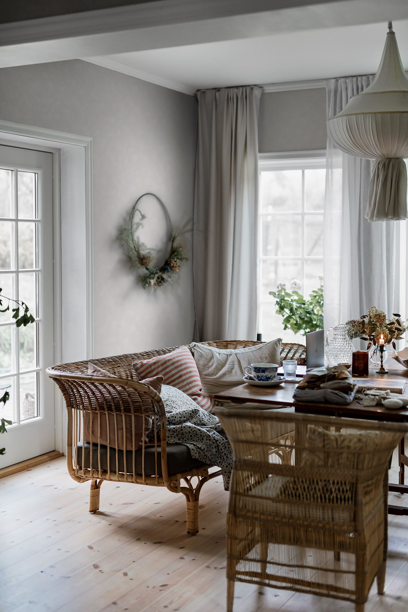 3590 Painter´s Wall Light Grey Cottage Garden Wallpaper by Boråstapeter