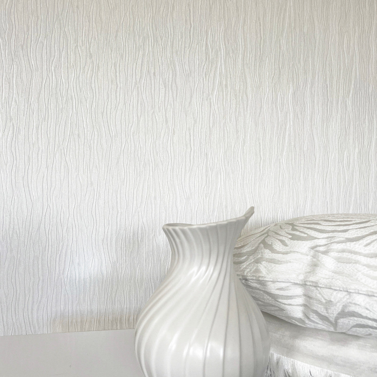 41334 Tiffany Texture White Wallpaper by Belgravia