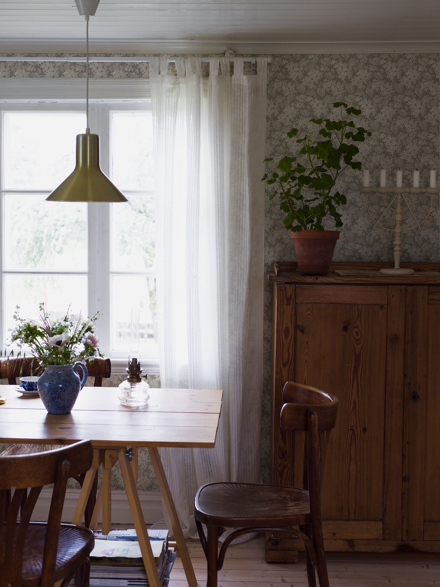 4163 Aratorp Light Multi and Beige Alla Tiders Hus Wallpaper by Boråstapeter