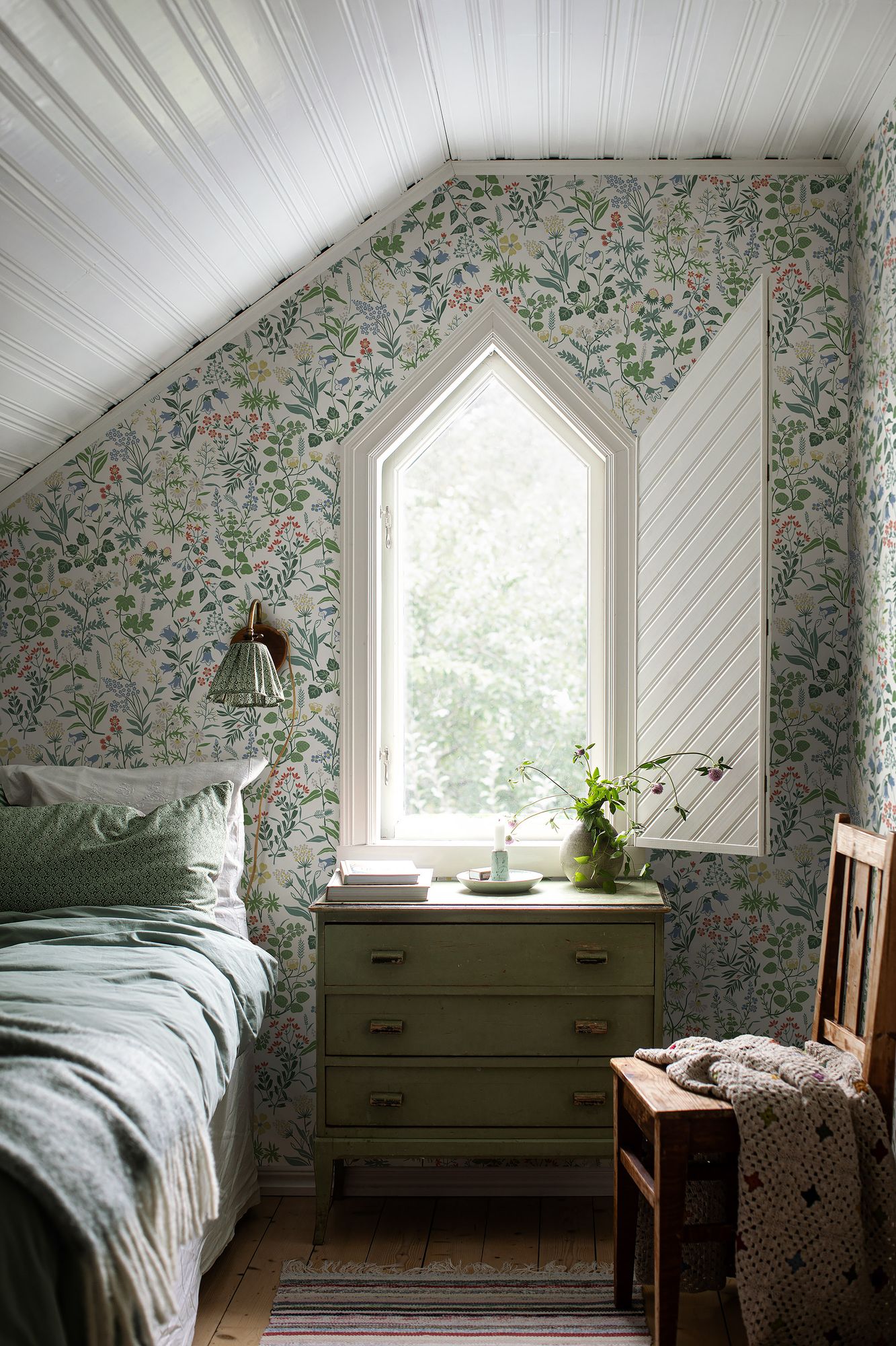 4180 Flora Multicoloured Icons Wallpaper by Boråstapeter
