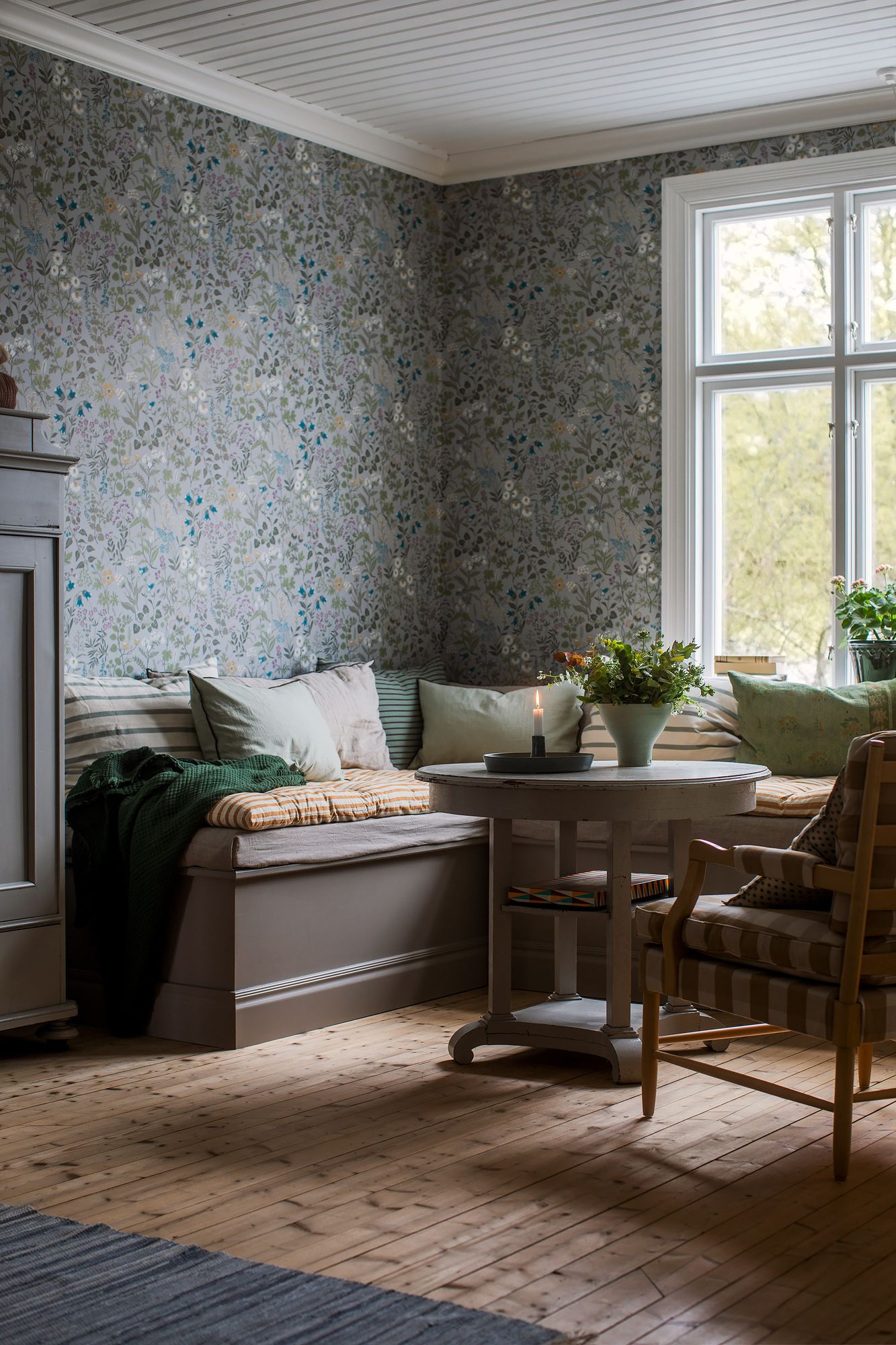 4182 Flora Light Multi and Grey Alla Tiders Hus Wallpaper by Boråstapeter