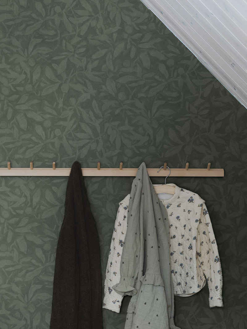 4193 Skogsparken Dark Green Alla Tiders Hus Wallpaper by Boråstapeter