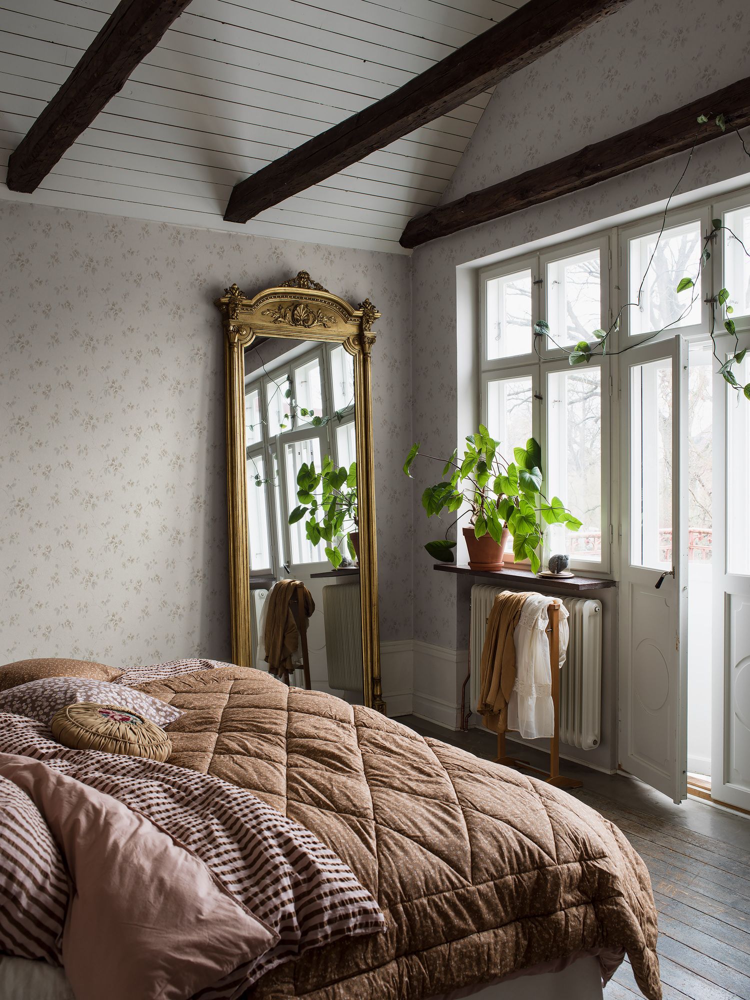 4258 Vintage Rose Light Beige and Grey Dreamy Escape Wallpaper by Boråstapeter