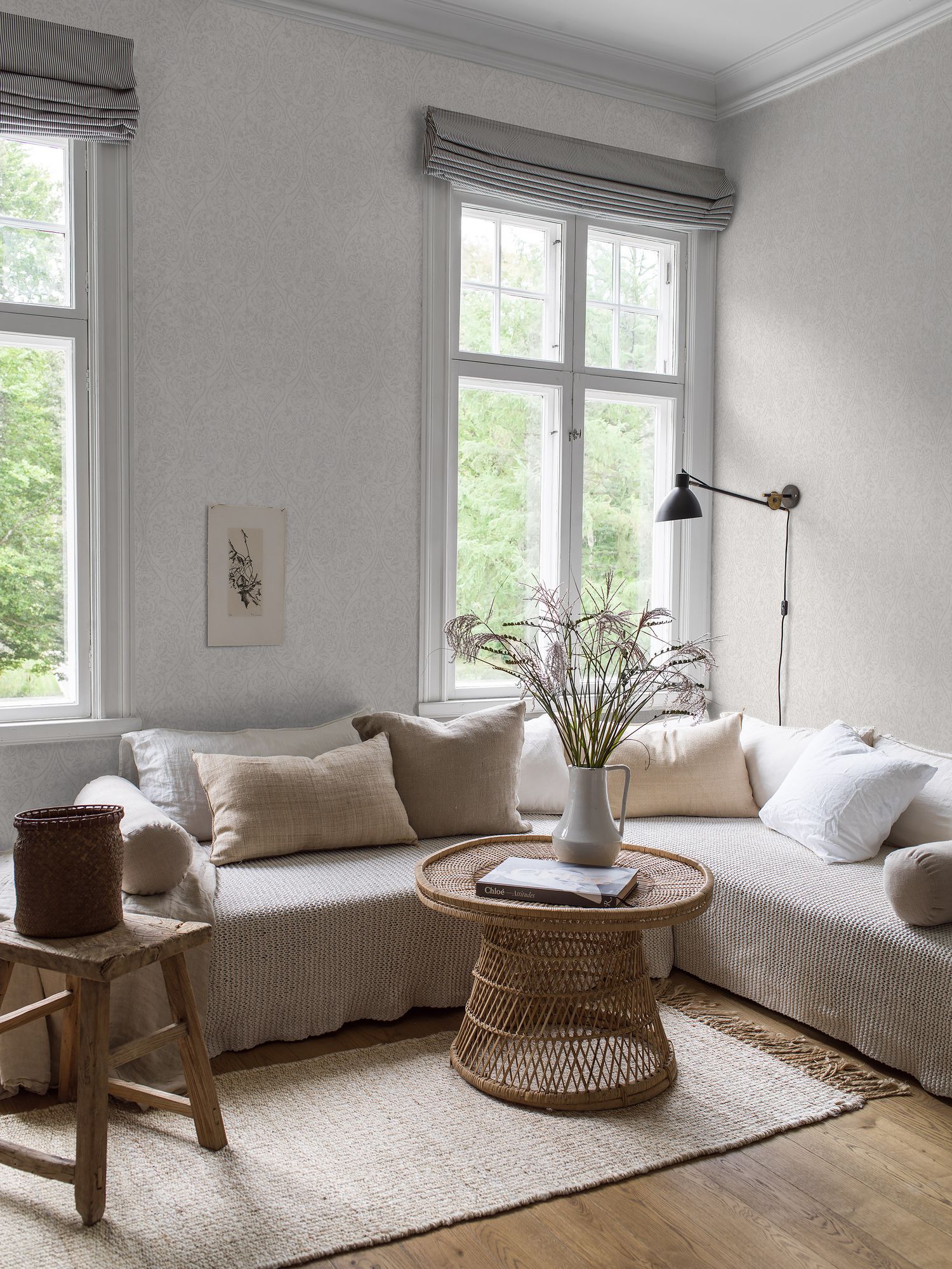 4267 Hidden Medallion Light Grey Dreamy Escape Wallpaper by Boråstapeter
