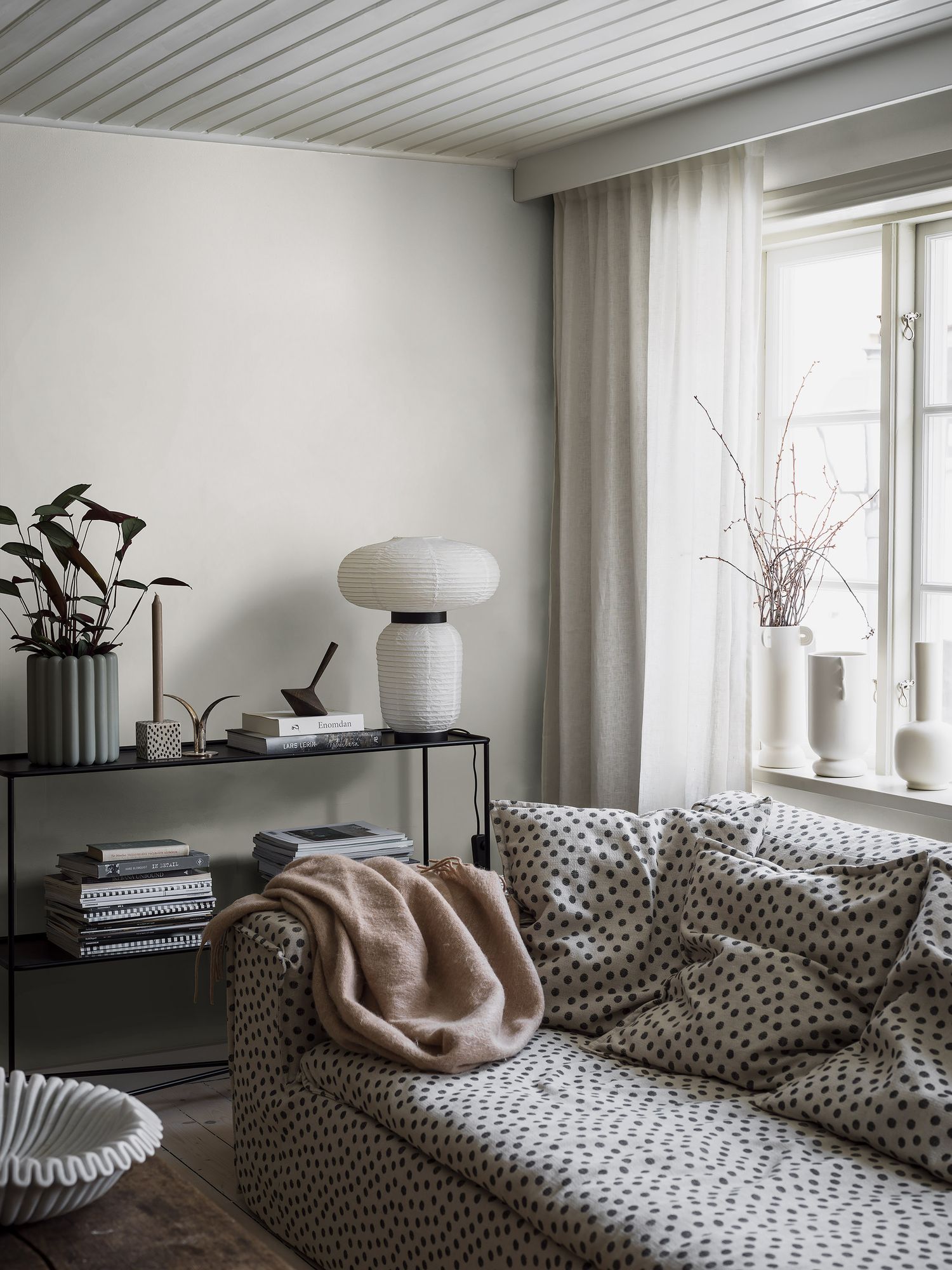 4302 Birch White Linen Wallpaper by Boråstapeter