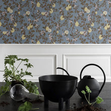 432-66 Kvitten Huset I Solen Light Blue Wallpaper By Sandberg