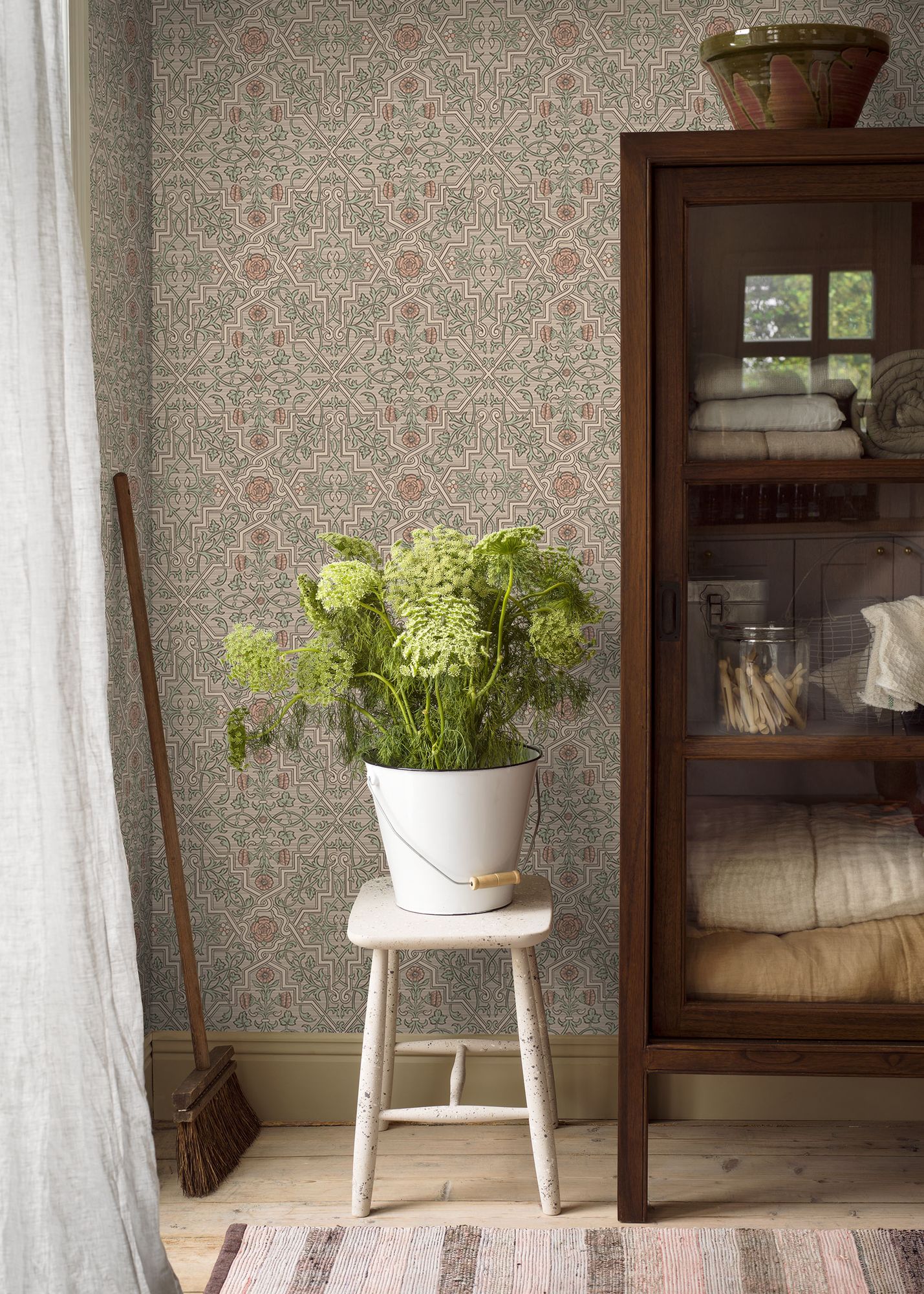 4501 Rosenvinge Icons Wallpaper by Boråstapeter