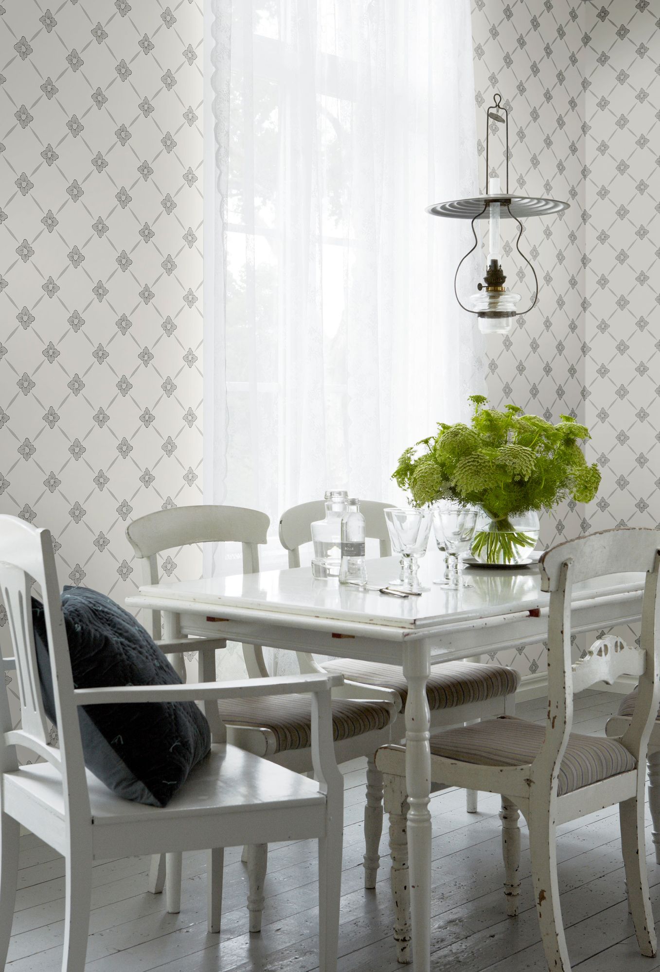 4505 Linné White and Grey Anno Wallpaper by Boråstapeter
