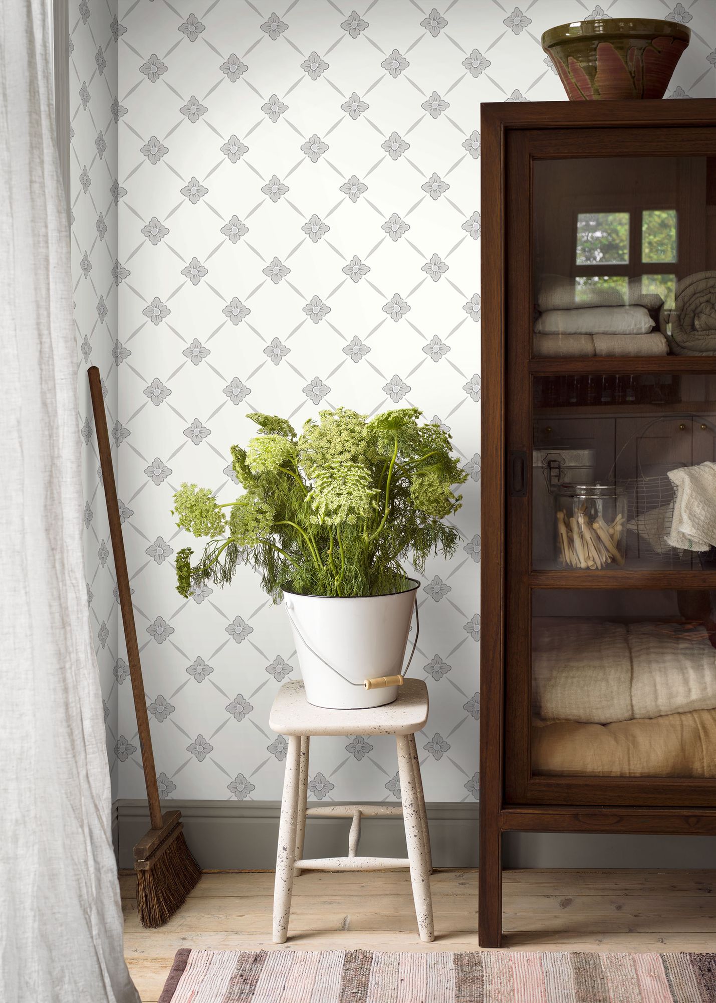 4505 Linné White and Grey Anno Wallpaper by Boråstapeter