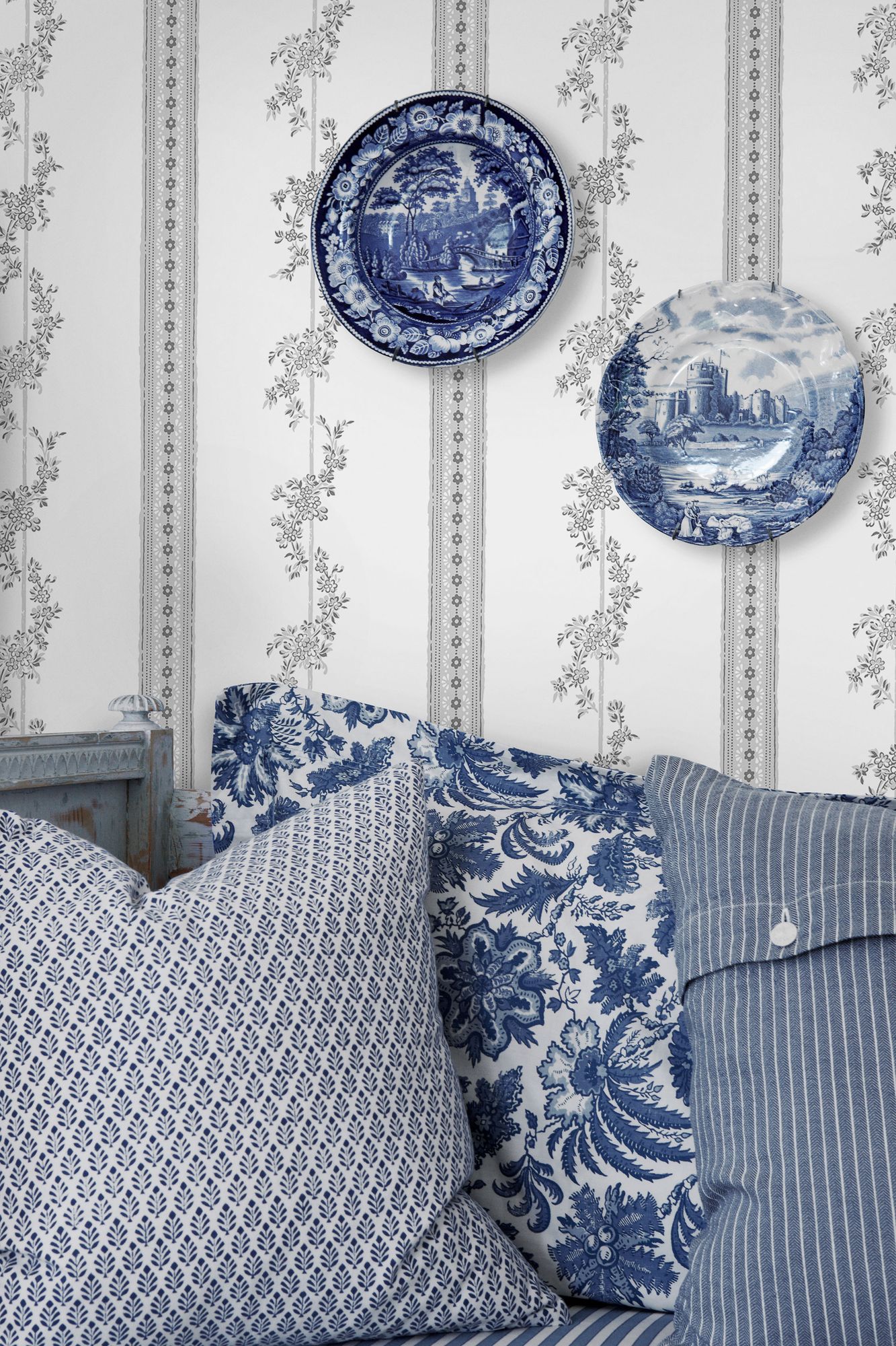4508 Drottningholm White and Grey Anno Wallpaper by Boråstapeter
