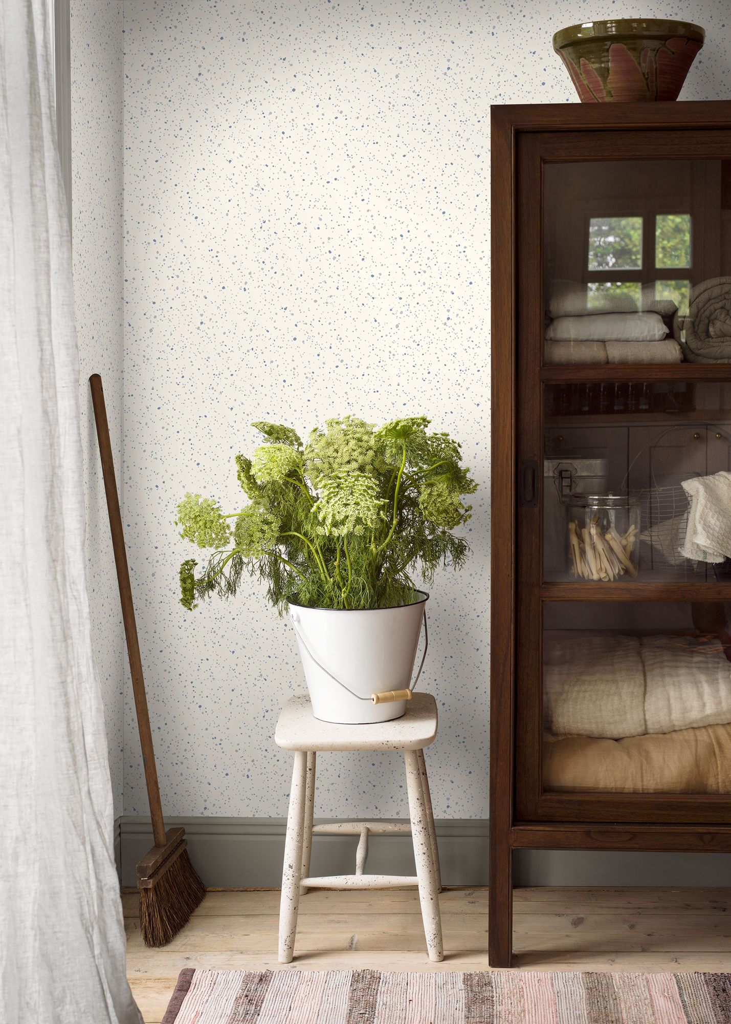 4513 Johan White and Blue Anno Wallpaper by Boråstapeter
