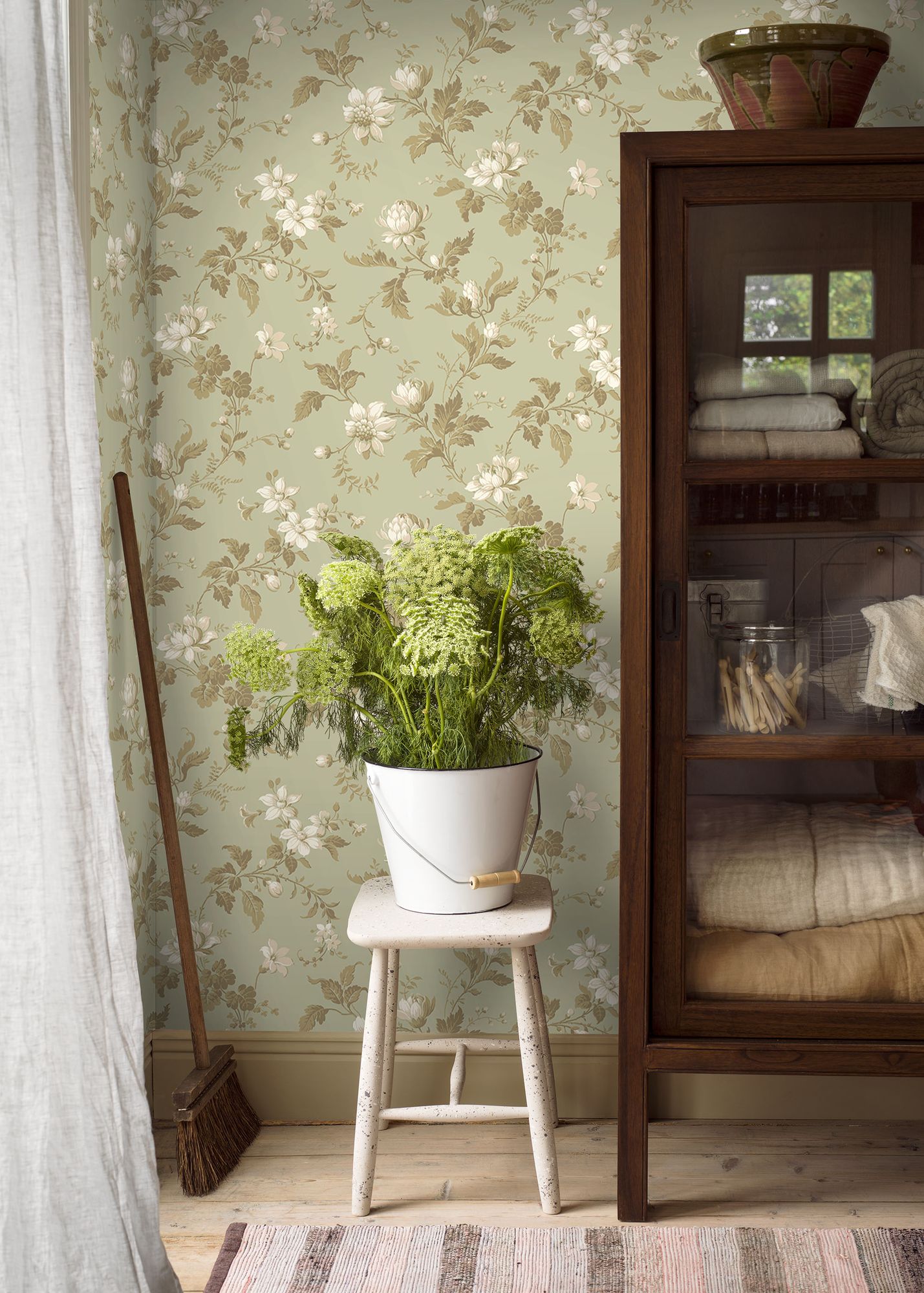 4518 Blomslinga Green Anno Wallpaper by Boråstapeter