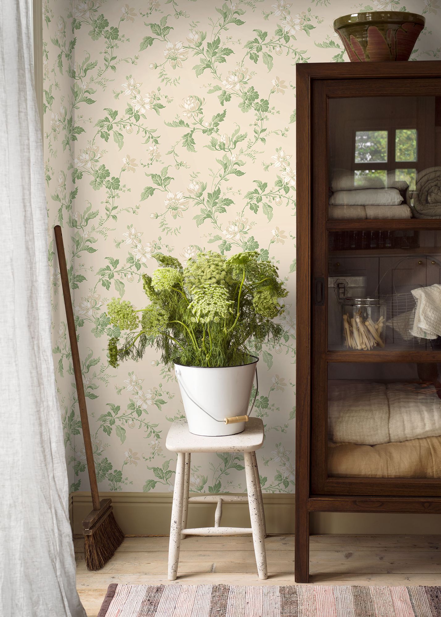 4519 Blomslinga White and Green Anno Wallpaper by Boråstapeter